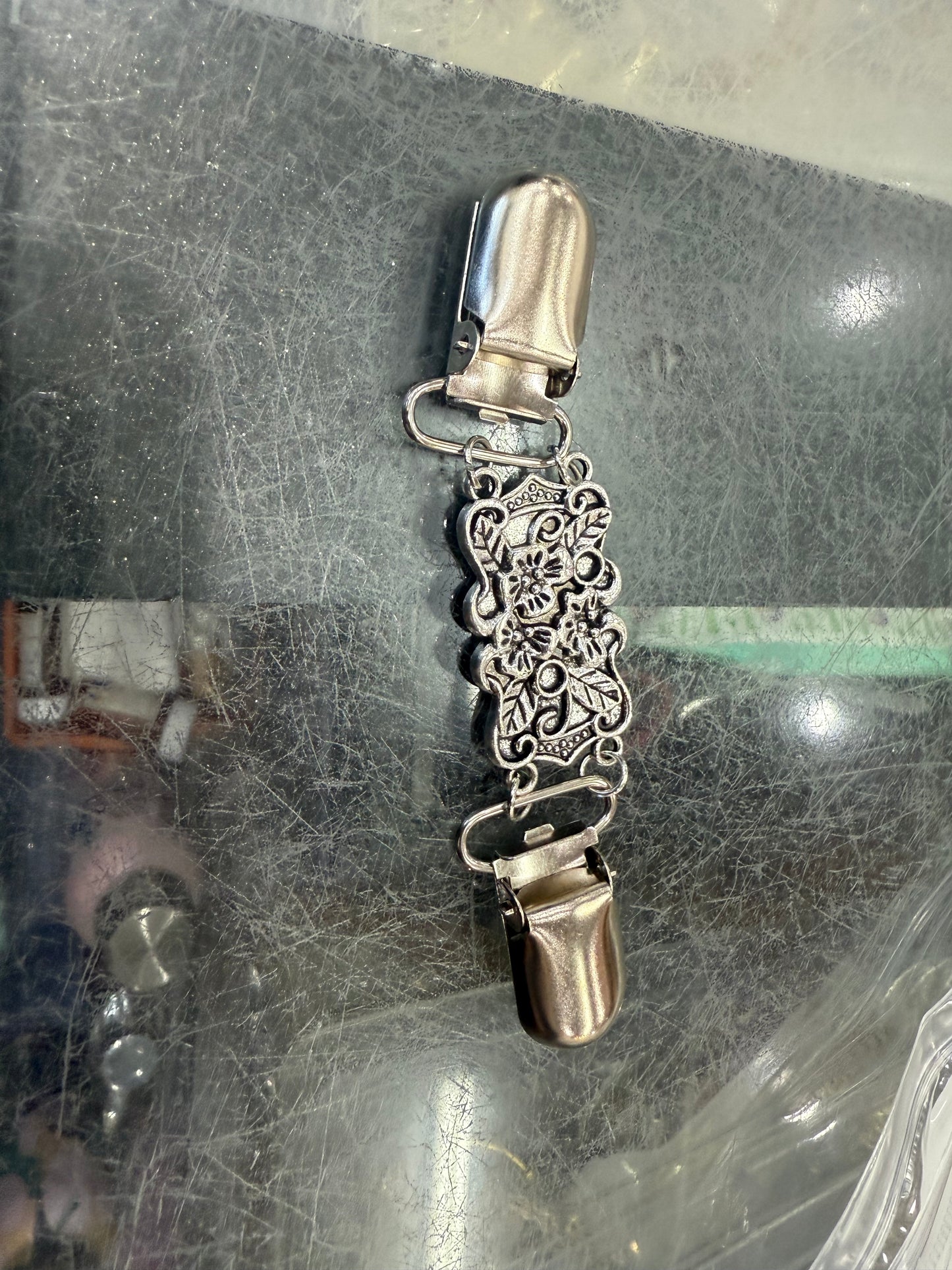 Adjustable brooch for kameez