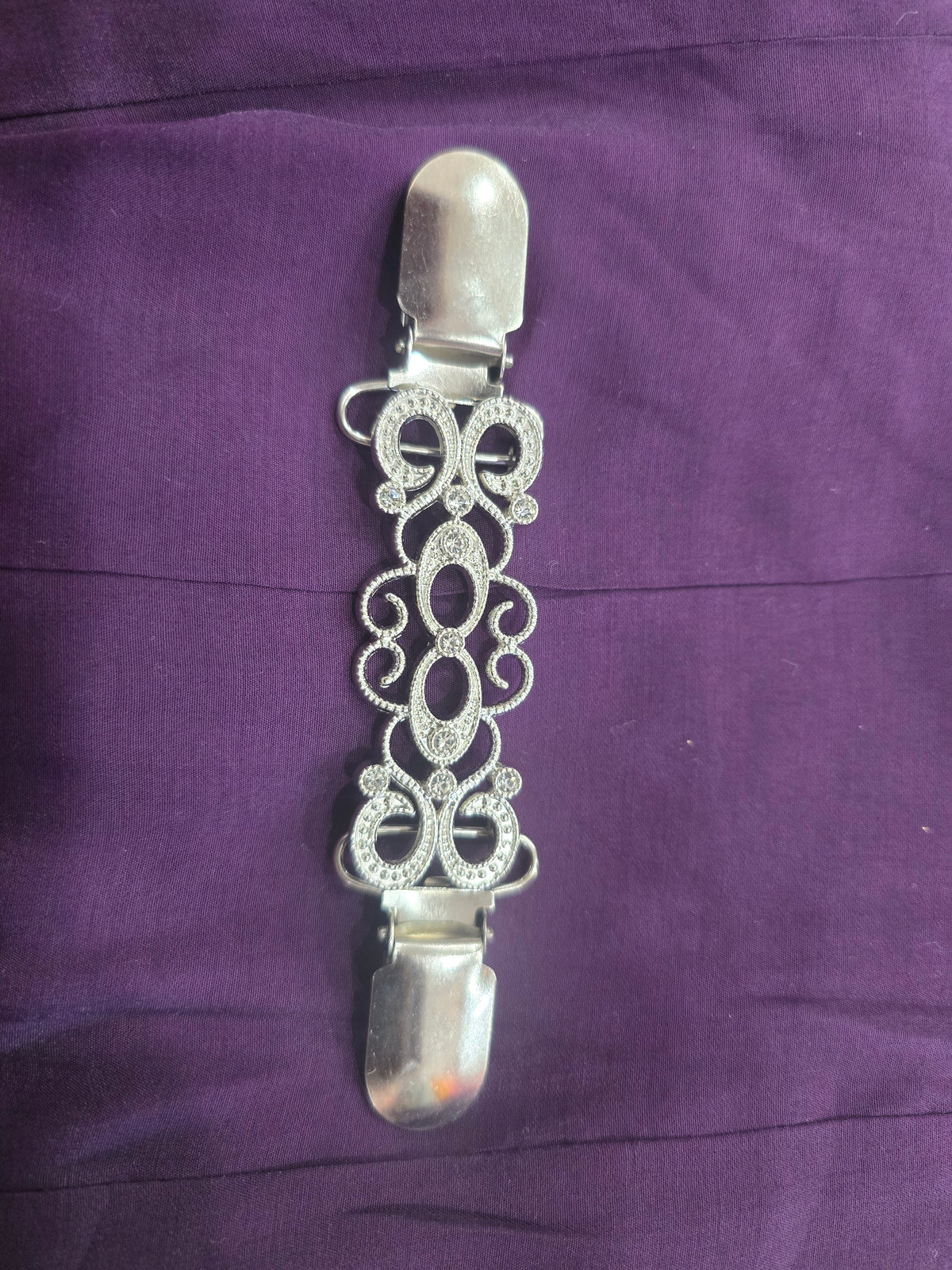 Adjustable brooch for kameez
