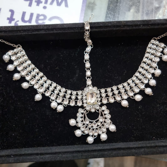 Beautiful designer Matha patti bindi