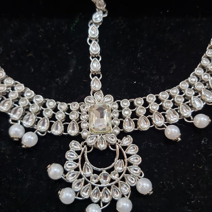 Beautiful designer Matha patti bindi