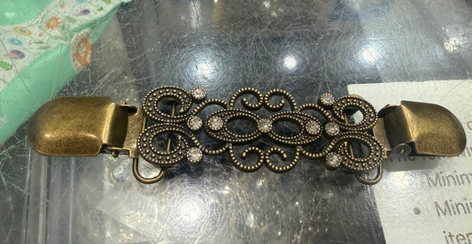Adjustable brooch for kameez
