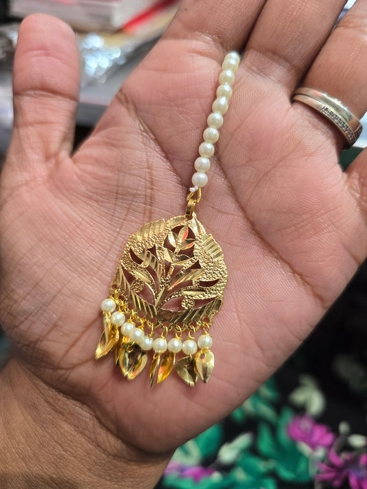 Beautiful designer bindi/tikka gold