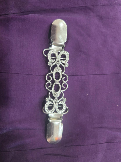 Adjustable brooch for kameez