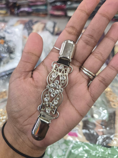 Adjustable brooch for kameez