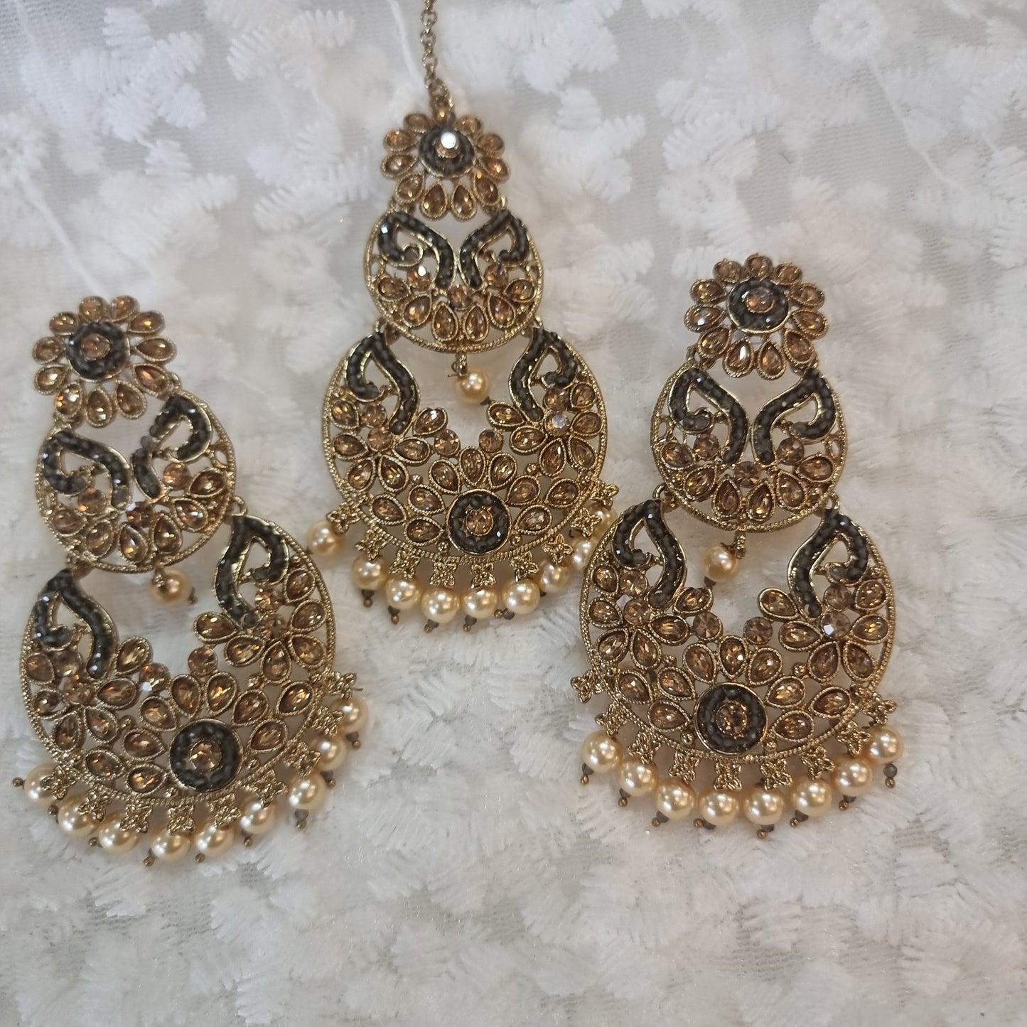 Beautiful designer earing with tikkah